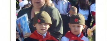 "Все плохо": сеть рассмешили фото школьников на "торжествах" в "ДНР"