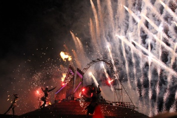 На Фестивальном причале Днепра устроили огненное шоу