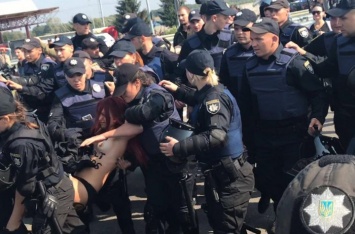 На Краковце женщины-полицейские грубо скрутили активистку Femen. Фото и видео