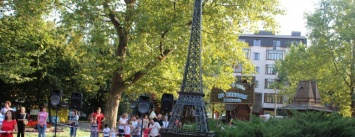 Маленький Париж: в детском городке "Сказка" состоялось открытие "Эйфелевой башни" (ФОТО)