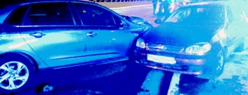 На опасном перекрестке в Мариуполе в полночь столкнулись два авто (Фотофакт)