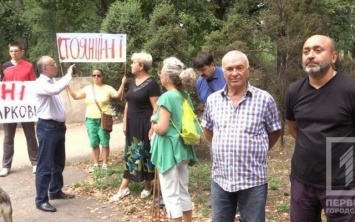 Нет предела жестокости: в знак протеста против парковки митингующие повесили собаку