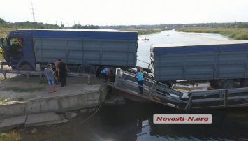 В Николаевской области под грузовиком сломался понтонный мост