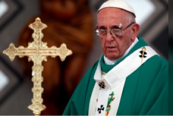 Рассеченная бровь и синяк на лице: как закончилась поездка Папы Римского в Колумбию
