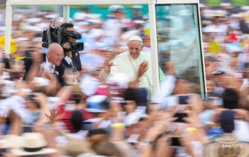 Папа Римский рассек бровь во время поездки на авто