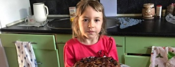 Девочка, оставшаяся сиротой после обстрела Авдеевки, перебралась в Славянск
