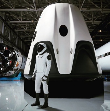 Илон Маск показал скафандр SpaceX в полный рост