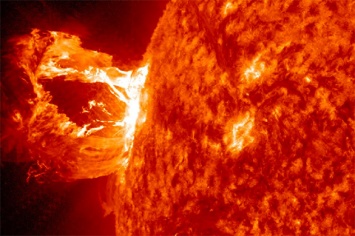 Ученые рассказали, почему на Солнце возникают мощные вспышки