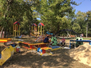 В центральном парке Херсона устанавливают еще одну детскую площадку