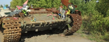 Разбитый боевой танк из зоны АТО вывезли в Покровск