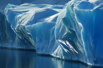 Российские нефтяники сдвинули гигантский айсберг в Арктике