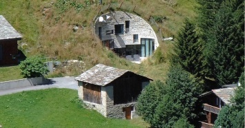 Отель-нора: В швейцарских Альпах построили необычную виллу внутри склона горы