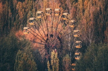 В Припяти туристы без электричества запустили колесо обозрения