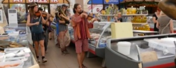 Необычный оркестр на одесском "Привозе" удивил покупателей (ВИДЕО)