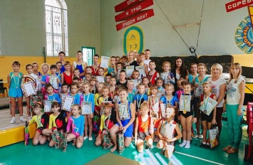 Бердянские акробаты приняли участие в праздничном турнире