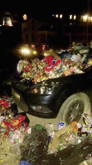 В Крыму машину туриста завалили мусором за неправильную парковку