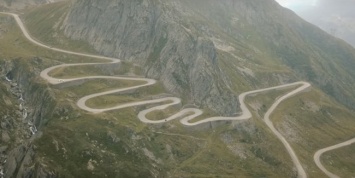 Видео: Mercedes-AMG GT C дрифтит по серпантинам Швейцарских Альп