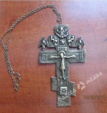 Одесские пограничники нашли у гражданина Молдовы старинный киотный крест