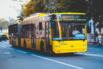 Из-за прорыва трубы в Киеве изменилась работа троллейбусов