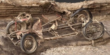 На артиллерийской позиции времен Второй мировой войны откопали спорткар