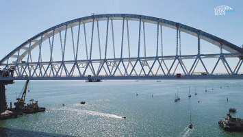 Под аркой Крымского моста прошла парусная регата