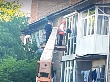 Успели вовремя: запорожские патрульные не дали бабушке выйти через балкон