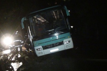 Автобус с польскими туристами провалился в яму на Прикарпатье