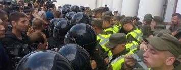 На думской площади произошла массовая стычка (ФОТО, ВИДЕО)