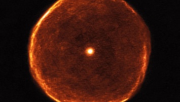 Астрономы получили фотографии гигантского огненного "глаза" в космосе