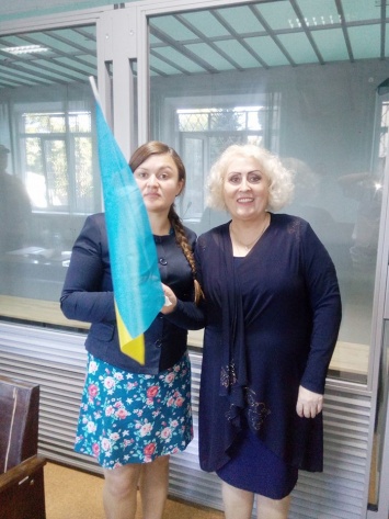 Скандальная майданщица подарила арестованной экс-мэру Славянска флаг Украины и пожелала выйти на свободу