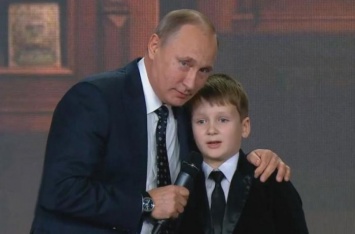 Похотливый Путин с перепуганным мальчиком залез на билборды Луганска