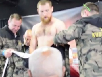 Без трусов: российский боксер оконфузился на взвешивании перед чемпионским боем в США - появилось видео