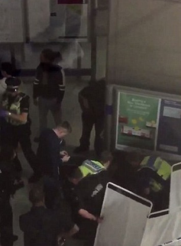 В Лондоне террористы распылили в торговом центре кислоту, шестеро пострадавших