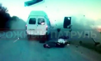 ВИДЕО ДТП на России: в столкновении ГАЗели и ВАЗ 2109 пассажира выбросило из салона под встречный автомобиль