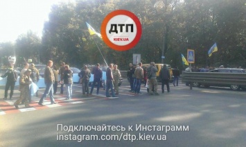 Из-за митинга на въезде в Киев образовалась километровая пробка (фото)