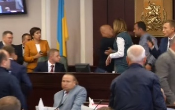 В Сеть выложили видео драки депутатов Киевоблрады