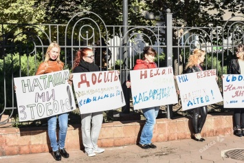 Воспитательницу лагеря «Виктория» освободили на поруки нардепам: в зале суда хлопали решению (фоторепортаж)