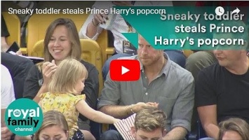 2-летняя девочка «обокрала» зазевавшегося принца Гарри (видео, фото)