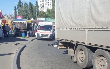 В Киеве женщина погибла под колесами фуры
