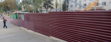 В Покровске стройплощадку на Шибанкова обнесли забором