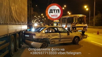 Ночное ДТП в Голосеевском районе: "помяло" две фуры и две легковушки, трое людей пострадали (фото)