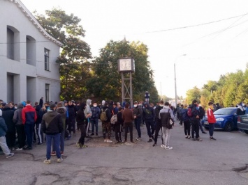 В Запорожье проводят Фестиваль равенства, "титушки" пришли срывать