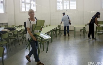 Неизвестный открыл стрельбу на избирательном участке в Каталонии: четверо человек пострадали