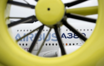 У лайнера Air France с 496 пассажирами на борту отказал двигатель