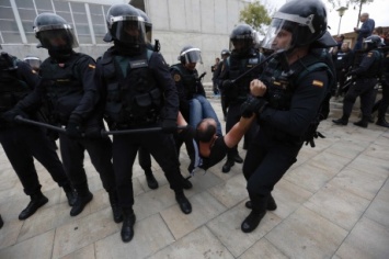 Полиция Испании блокирует участок, где должен голосовать лидер Каталонии