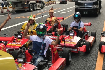 Гонщики Формулы 1 повеселили жителей Токио