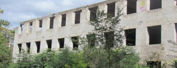 Опасный недострой: аварийное здание грозит обрушиться на мариупольскую школу (ФОТО)