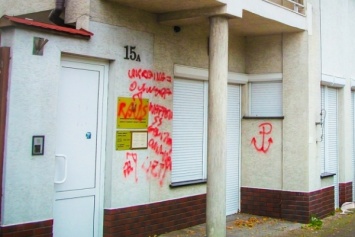 В Польше вандалы разрисовали краской консульство Украины
