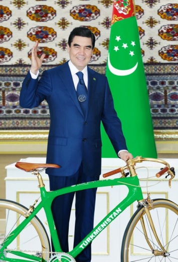 Президенту Туркменистана подарили велосипед из золота
