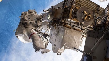 Американские астронавты в четверг совершат плановый выход в открытый космос